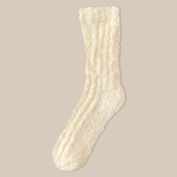 Vente en gros de pantoufles épaisses, chaudes et confortables pour la maison Chaussettes moelleuses pour femmes Chaussettes floues personnalisées