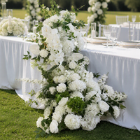 Nouveau design de chemin de table en fleurs blanches fait main, chemin de table cascade avec fleurs blanches et verdure