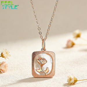 Collana Stile Artistico per Mamma con Ciondolo a Rosa <span class=keywords><strong>Vintage</strong></span>, Collana con Ciondolo a Rosa per Mamma in Ottone Placcato Oro 18K, Gioiello con Cornice Quadrata - Product Image 2
