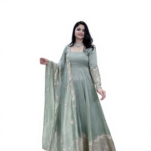 Élégant ensemble Anarkali en soie vert sauge avec dupatta brodé, tenue traditionnelle longue pour femmes, idéal pour les mariages en Inde et au Pakistan - Product Image 1
