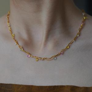 قلادة فرنسية رومانسية مزينة بالأحجار الكريمة - مطلية بالذهب عيار 18 قيراط من الفولاذ المقاوم للصدأ، أحجار كريمة متعددة الألوان، مجوهرات أنيقة بتصميم فني طبيعي وعتيق - Product Image 4