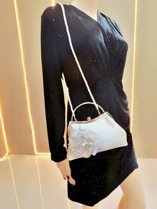 Sac à main élégant en satin plissé 2026 pour femme, pochette <span class=keywords><strong>de</strong></span> soirée chic avec chaîne et fleur 3D - Product Image 2