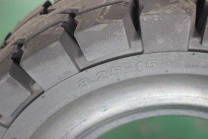 KOBURAブランド高品質ヘビーデューティーソリッドタイヤ8.25-15250-15 8.25-20 9.00-20 12.00-20リム付きフォークリフトソリッドタイヤ - Product Image 3