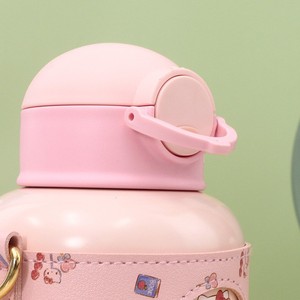 Botella de agua para niños Kuromi, 350 ml, de plástico reutilizable, con correa y tapa con cierre - Product Image 2