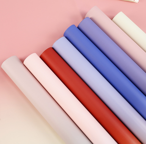 Papel de Envoltura para Ramos de Flores ZeXiang, Diseño de Rayas Arcoíris, Recubierto de PE de Lujo, Impermeable por un Lado, Hecho en China - Product Image 4