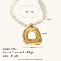Collier carré évidé en acier inoxydable plaqué avec corde tressée en or 18 carats