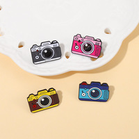 En gros, épingles en métal à motifs de dessins animés, épingles en émail mignonnes sur le thème de la photographie et du plein air, broches souvenirs assorties, badges de revers pour vêtements