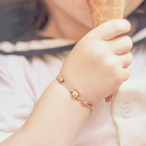 Bracelet personnalisé en forme de cube avec initiale de bébé, sangle réglable, cadeau commémoratif pour baptême ou première communion - Product Image 2