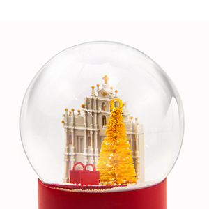 Ciondolo personalizzato in resina natalizia Snowglobe acqua placcato in oro con artigianato architettonico - Product Image 2