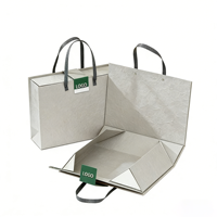 Boîte cadeau rigide de luxe avec poignée rabattable et fermeture magnétique, logo personnalisé, estampage à chaud doré, finition mate, petite taille, recyclable, matériaux recyclés