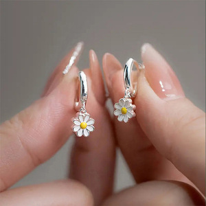Orecchini a fiore di margherita smaltati da donna, gioielli quotidiani in stile fresco forestale - Product Image 3