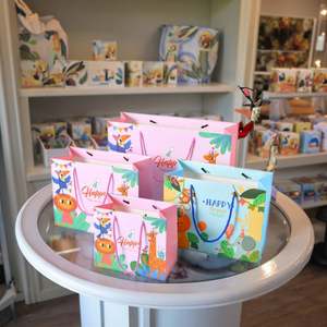 Bolsa de regalo de papel Kraft personalizable para zapatos Ropa Color impreso con logotipo privado Manejo de laminación de papel de arte para uso artesanal - Product Image 1