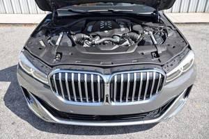 Vente en gros – BMW Série 7 AWD 750i berline 4 portes, conduite à gauche, intérieur cuir foncé, sièges en cuir, moteur ACC, jantes R18 – Véhicules d'occasion - Product Image 3