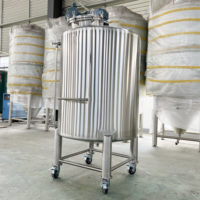 Réservoir de mélange de liquides monocouche en acier inoxydable de 1000 litres, conforme aux normes de l'industrie des boissons et des cosmétiques.