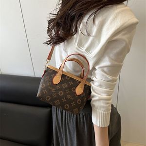 Fashionable Retro Crossbody <b>Bag</b> European American Style Casual Letter Printed Waterproof PU Waterproof Casual Shoulder Handbag - Product Image 4