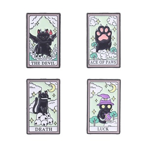 Pin esmaltado de <span class=keywords><strong>tarot</strong></span> de gato negro, diseño de gato demonio con murciélago, As de Patas, Muerte y Suerte, broche de gato bruja, insignia para solapa de bolso, regalos de joyería punk - Product Image 1