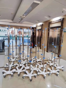 Support d'égouttement en acier inoxydable IV Pole avec plateau en ABS et 4 crochets Mobilier d'hôpital pour centres médicaux et hôpitaux - Product Image 3