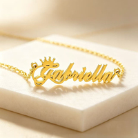 Collier personnalisé avec pendentif lettre pour enfant, motif floral classique, en acier inoxydable plaqué or 18 carats, chaîne à maillons, idéal pour les fêtes