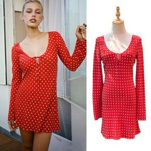 Robe mini en soie à pois rouges et blancs vintage pour femmes, col rond, manches longues, coupe biaisée, ajustée - Product Image 1