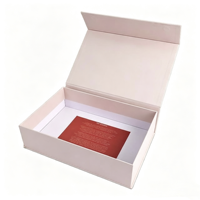 Luxuriöse Geschenkverpackungsbox mit Individuellem Logo-Prägedruck, Magnetverschluss, Recyceltem Hartkarton und Kraftpapier-Auskleidung
