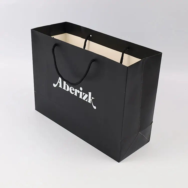 حقيبة ورقية فاخرة مخصصة مطبوعة بشعار العلامة التجارية مخصصة لتسوق الملابس والهدايا حقيبة مجوهرات سوداء مزودة بيد