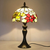 Lampe de table en verre teinté LongHuiJing de 8 pouces, base en fer, douille E26 E27, abat-jour à motif floral orné de perles, vente en gros d'usine