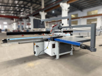 Scie à table coulissante de coupe entièrement automatique Alimentation sous pression pneumatique Scie à panneaux CNC robuste pour contreplaqué MDF