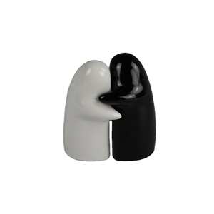 Souvenir de mariage en céramique en gros, salière et poivrière en forme de couple s'embrassant - Product Image 1