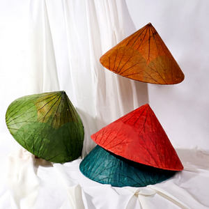 El sombrero cónico hecho a mano en Vietnam es uno de los símbolos más icónicos de la cultura vietnamita. - Product Image 1