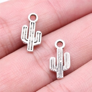 Colgante de <span class=keywords><strong>cactus</strong></span> Saguaro acanalado de 7x15mm de aleación de zinc en plata envejecida para tobillera estilo bohemio del desierto - Product Image 4
