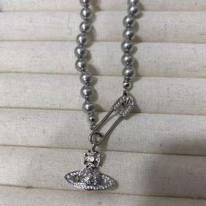 Collar de Perlas Grises Empress Dowager Vivienne con Circonita Cúbica, Globo Estelar, Cadena Figaro de Acero Inoxidable, Unisex, a la Moda - Product Image 5