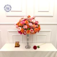 Fleurs de table multicolores, décoration de mariage d'hôtel, bouquet artificiel vibrant avec des roses, des dahlia roses, pêche et corail