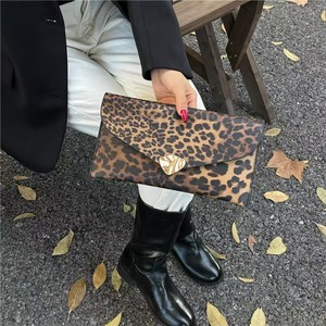 Monedero de Mujer con Estampado de Leopardo, Cartera Corta Plegable de Cuero PU, Tarjetero para Mujer, para Uso Diario, Bolso de Mano para Mujer - Product Image 1
