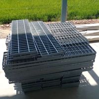Marches d'escalier en grille de barres d'acier inoxydable galvanisé à chaud sur mesure, modernes, pour extérieur, Q235B, anti-corrosion, antidérapantes, sécuritaires