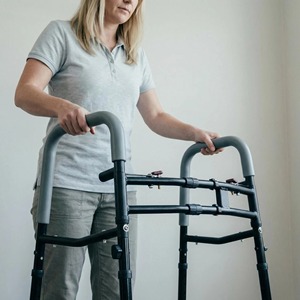 Aide à la marche pliable 45 cm, hauteur réglable, durable, facile à utiliser, pour la réadaptation des personnes âgées - Product Image 1