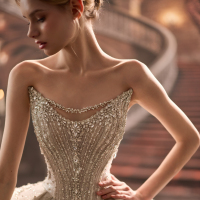 Robe de mariée classique style princesse à col en V avec décoration de perles de cristal et bordure à volants, disponible en grandes tailles