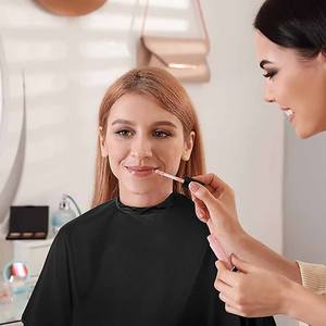 Venta al por mayor impermeable peluquero babero corte <span class=keywords><strong>de</strong></span> <span class=keywords><strong>pelo</strong></span> <span class=keywords><strong>corto</strong></span> estilo champú capas mujeres maquillaje cosmético capa con logotipo - Product Image 6