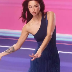 Robe sans manches en tricot respirant à col ras du cou et épaules asymétriques pour femme, avec logo brodé 3D du fabricant, idéale pour le tennis - Product Image 4