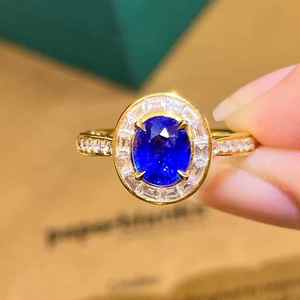 แหวนพลอยหรูหรา SGARIT ทองคำแท้ 18K จากศรีลังกา พลอยไพลินสีน้ำเงินธรรมชาติ 1.38 กะรัต พร้อมเพชรทรงสี่เหลี่ยมคางหมู 40 เม็ด น้ำหนัก 0.52 กะรัต - Product Image 1