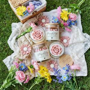 Bougie parfumée florale artisanale à la fraise et à la crème, en cire de soja, dans un bocal en verre, style bohème, décoration d'intérieur, cadeau pour la Saint-Valentin - Product Image 1