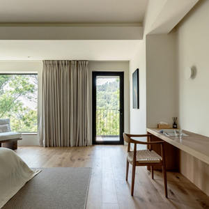 Lámpara de Noche de Diseño Compacto para Hotel Boutique de Lujo, Iluminación Cálida, Ambiente Moderno y Estético para Dormitorio - Product Image 2