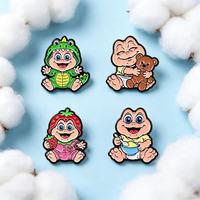 Großhandel Metall-Cartoon-Pins: Niedliche UV-bedruckte Tier-Dinosaurier-Familien-Broschen, Souvenir-Cartoon-Pins, Kreative Kleidungs-Pins