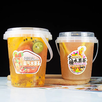 Vente à emporter personnalisée 1000ml 32oz Fruits Grandes Tasses Seau PP Gobelets en plastique 1000 Boba Lait Thé Bière Tasse avec couvercles et poignée