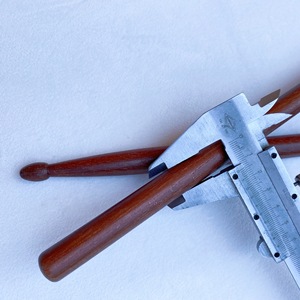 Großhandel Rote Sandelholz-Trommelstöcke mit Schwerkraftgriff, offener Handgelenkshalterung, 5A-Qualität, hergestellt in China, Fabrikverkauf - Product Image 2
