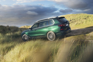 สำหรับ BMW X7 G67 อัพเกรดด้วยชุดแต่งคาร์บอนไฟเบอร์ ประกอบด้วยดิฟฟิวเซอร์กันชนหน้า สปอยเลอร์ และสเกิร์ตข้าง - Product Image 6