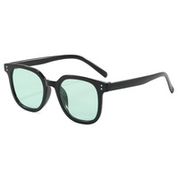 Lunettes de soleil pour femmes avec monture noire et verres roses, lunettes de soleil aux couleurs uniques