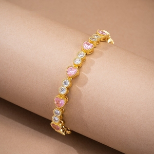 Brazalete de Acero Inoxidable Chapado en Oro de Lujo para Unisex, Moderno y a la Moda, con Zirconia y Dije Colorido en Forma de Corazón - Product Image 6