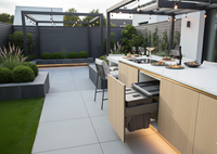 Cuisine extérieure moderne YardLux avec îlot BBQ, armoires en aluminium et acier inoxydable, plan de travail en granit et évier - pour usage domestique