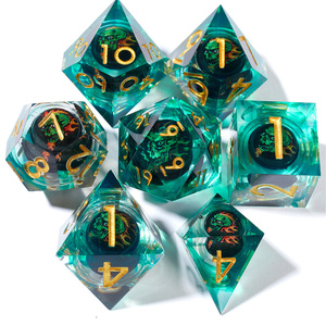 Série de crânes d'Halloween, dés polyédriques à noyau liquide en résine à bords tranchants Dragon et Donjon 7 D&D, D20 D12 D10 D8 D6 D4 - Product Image 1