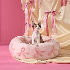How to Insert Tissue Paper in a Gift Bag: A Stylish Pet Bed Packaging Guide